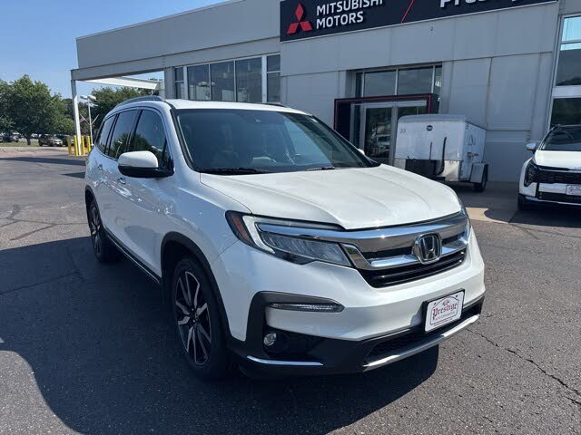 2022 Honda Pilot Touring FWD with Rear Captain's Chairs