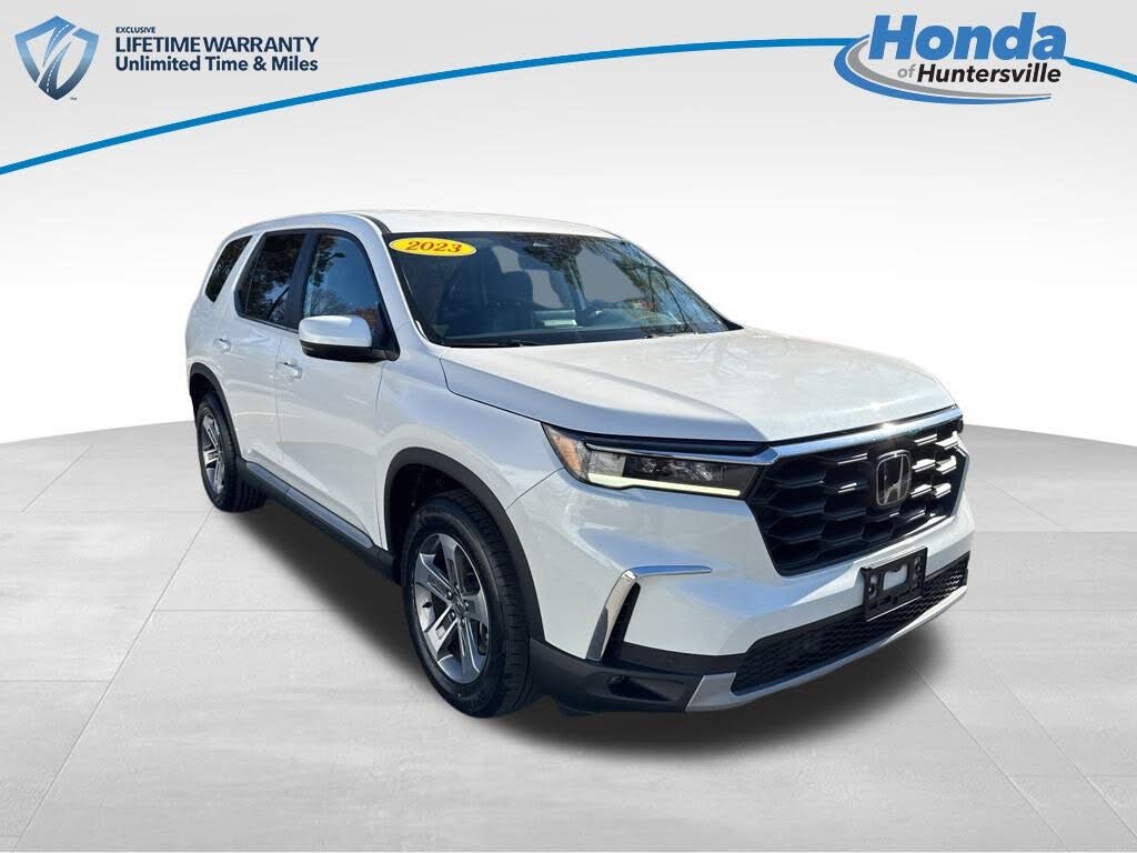 2023 Honda Pilot EX-L AWD with Captains Chairs