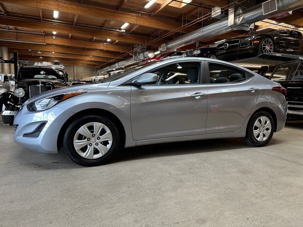 Hyundai Elantra SE FWD 2015
