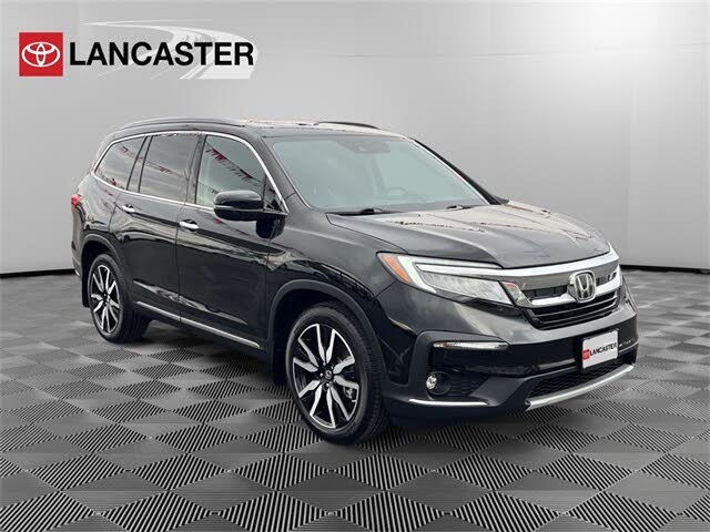 2022 Honda Pilot Touring FWD with Rear Captain's Chairs