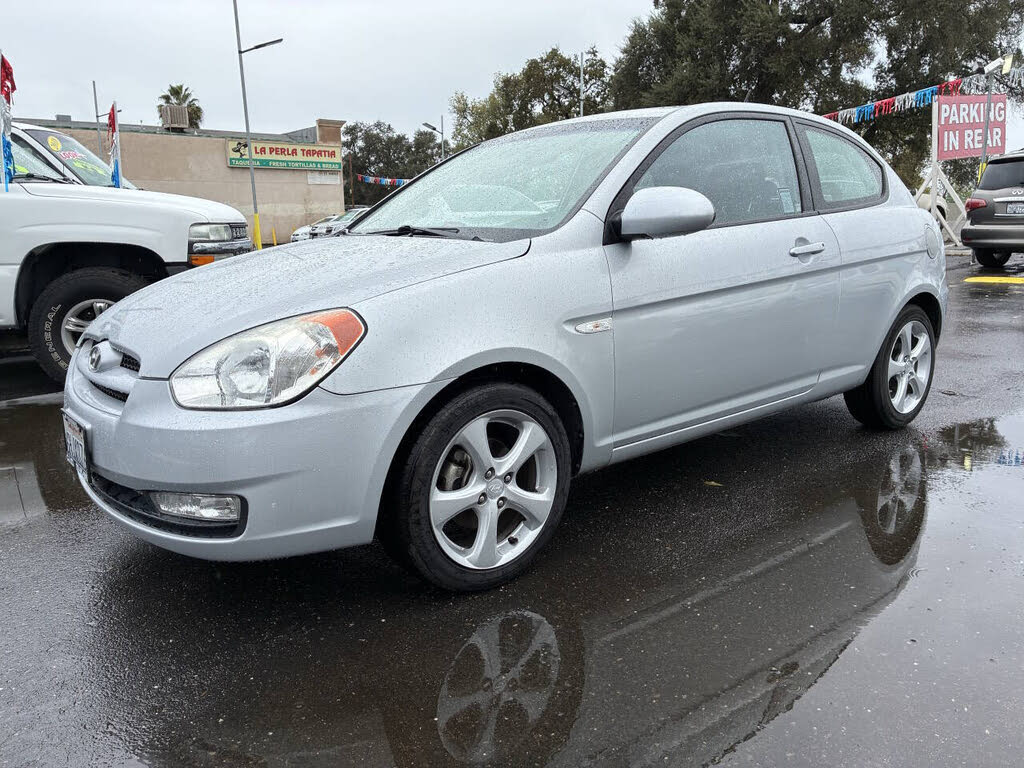 2009 Hyundai Accent SE 2-Door Hatchback FWD