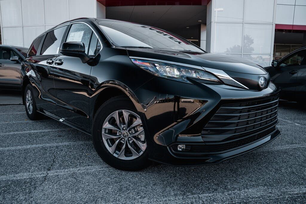 2025 Toyota Sienna XLE 7-Passenger FWD