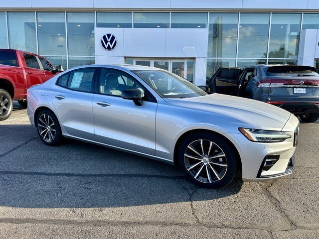 2022 Volvo S60 B5 Momentum FWD