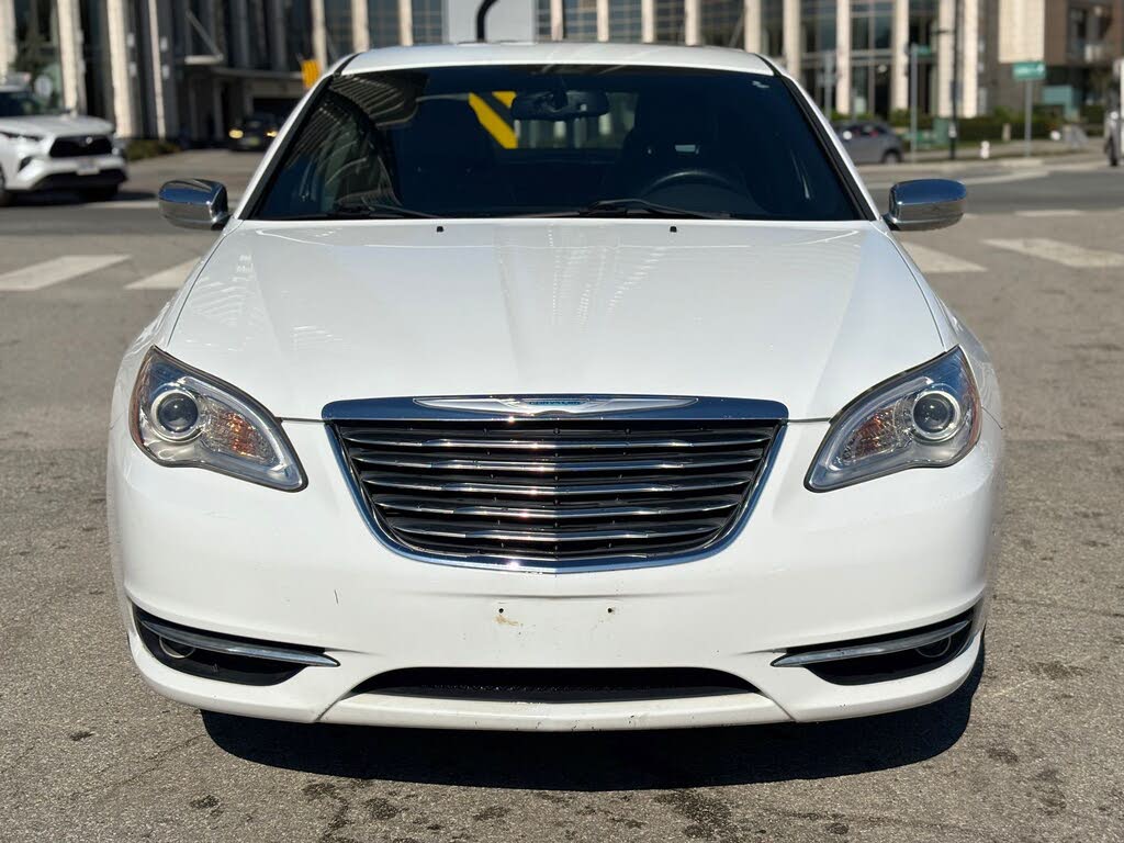 Chrysler 200 Limited Sedan FWD 2013