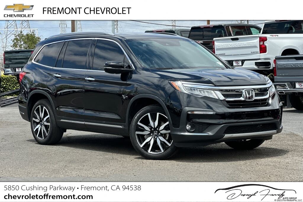 2022 Honda Pilot Touring FWD with Rear Captain's Chairs