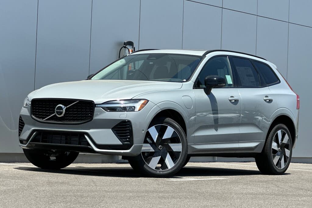 2025 Volvo XC60 Recharge T8 Plus Dark Theme eAWD