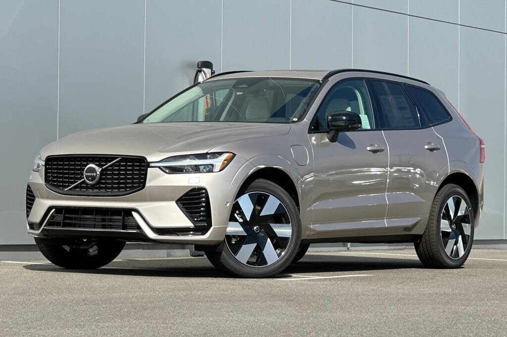 2025 Volvo XC60 Recharge T8 Plus Dark Theme eAWD