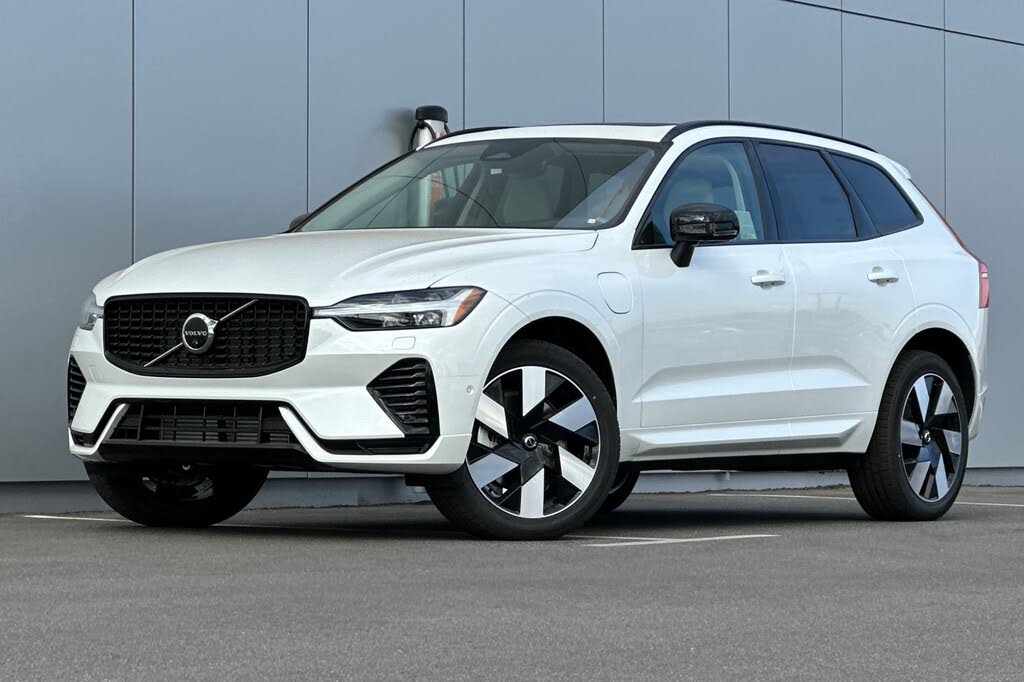 2025 Volvo XC60 Recharge T8 Plus Dark Theme eAWD
