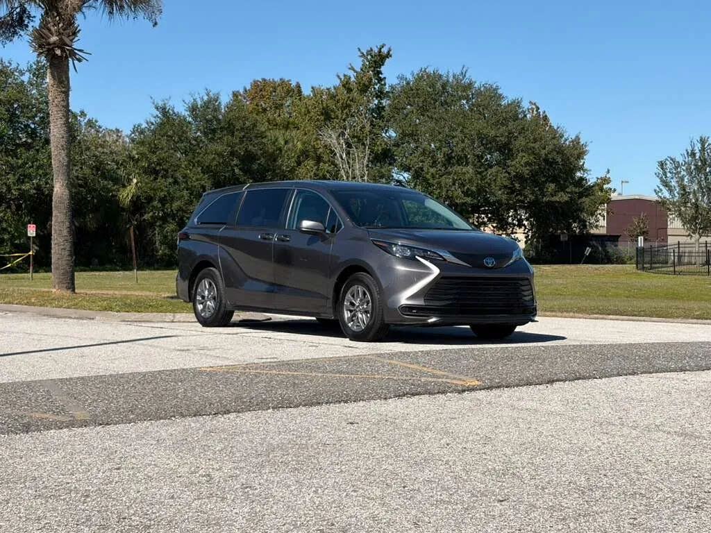 2024 Toyota Sienna LE 8-Passenger FWD