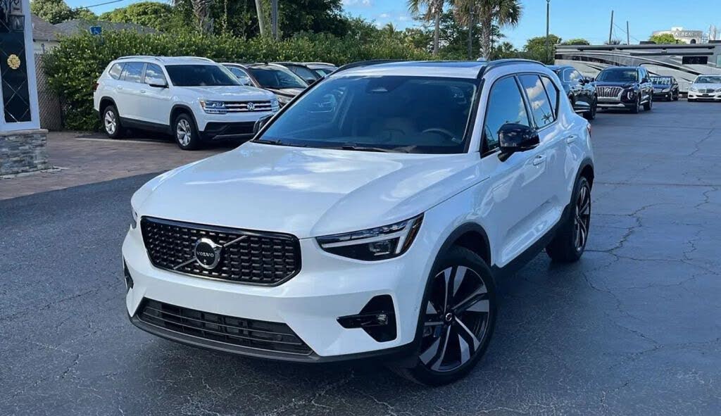 2025 Volvo XC40 B5 Plus Dark Theme AWD