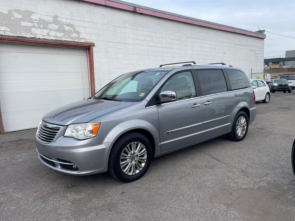 Chrysler Town & Country Limited FWD 2013