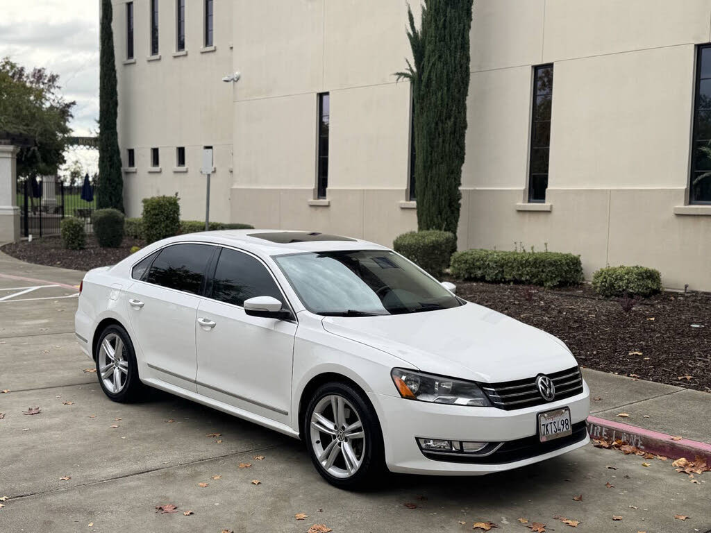 2015 Volkswagen Passat 1.8T SE FWD with Sunroof and Navigation
