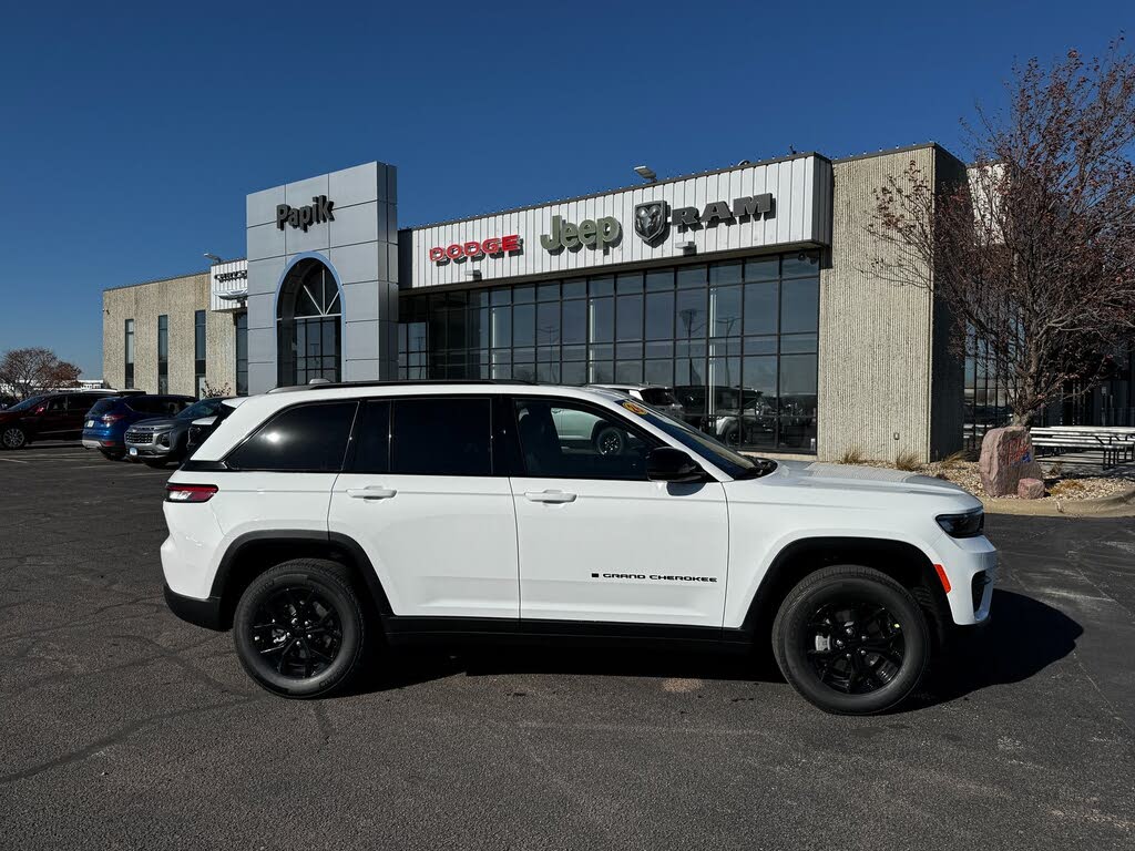 2025 Jeep Grand Cherokee Laredo 4WD