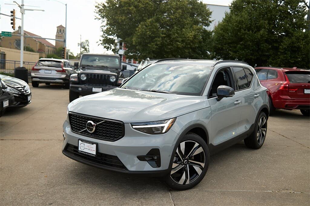 2025 Volvo XC40 B5 Plus Dark Theme AWD