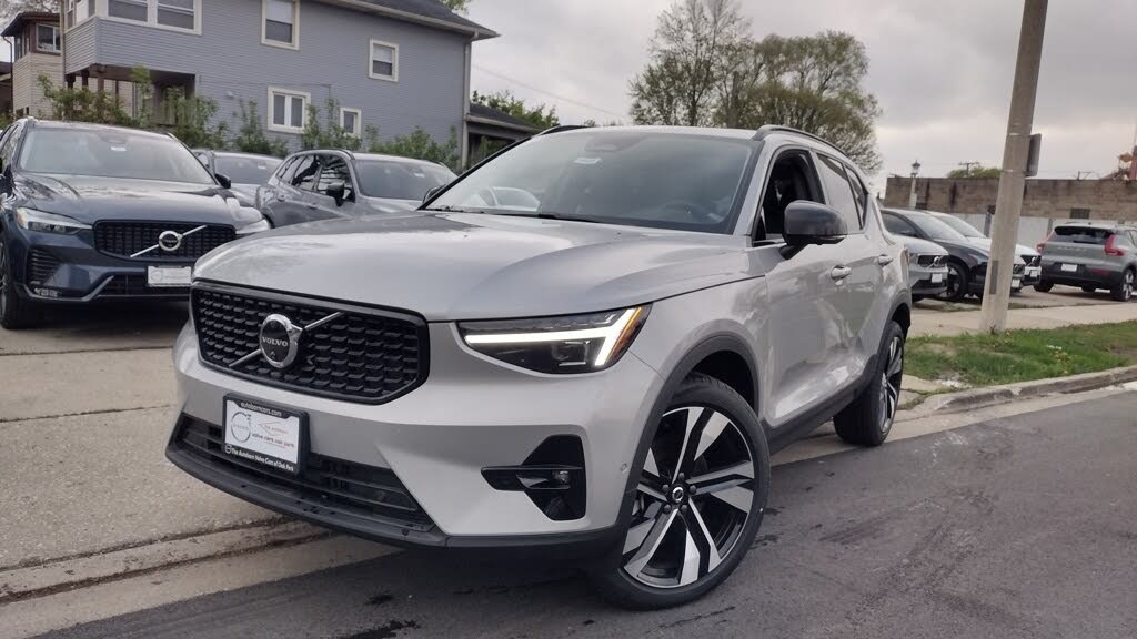 2025 Volvo XC40 B5 Ultra Dark Theme AWD