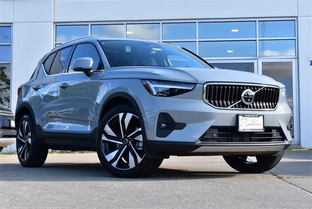 2025 Volvo XC40 B5 Plus Bright Theme AWD