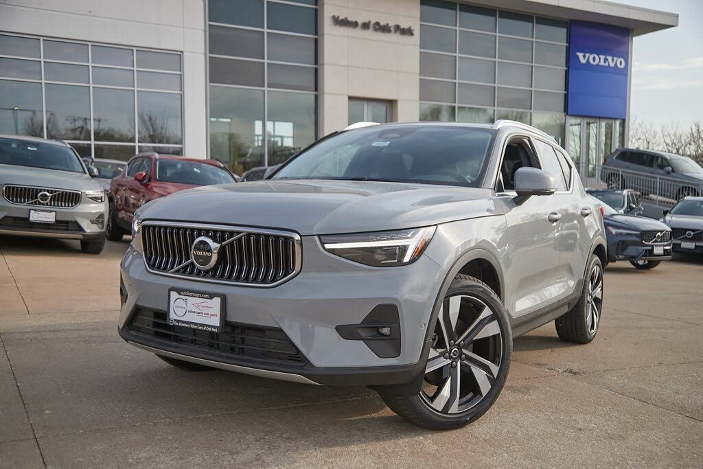 2025 Volvo XC40 B5 Plus Bright Theme AWD