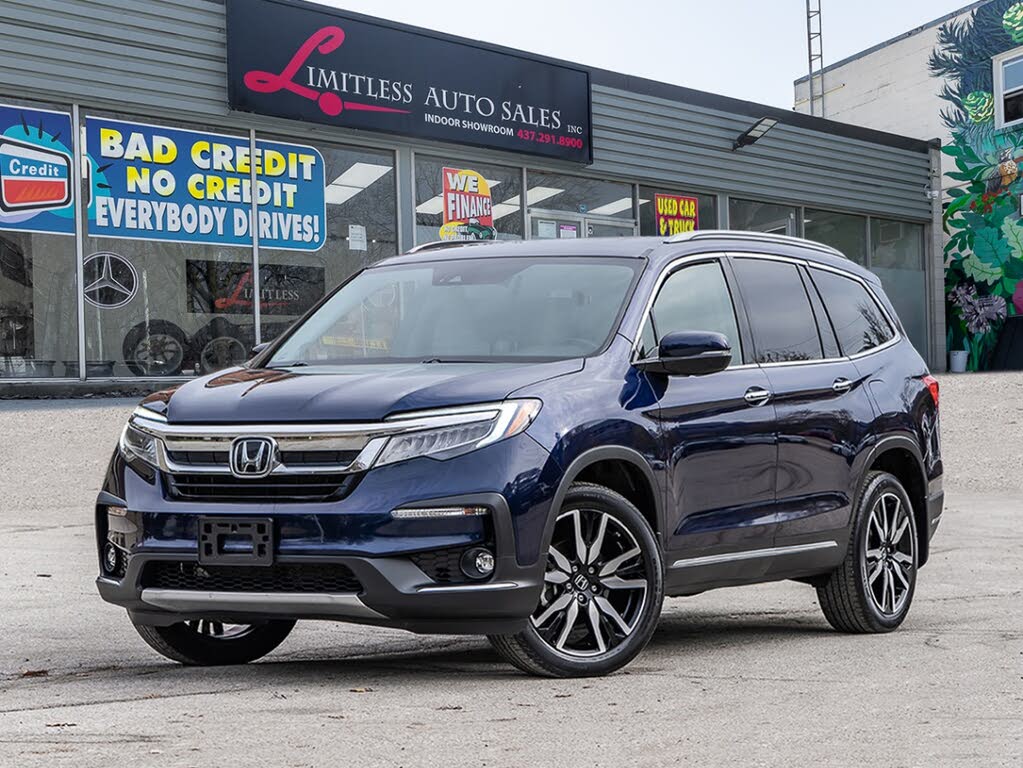 2021 Honda Pilot Touring AWD with Rear Captains Chairs
