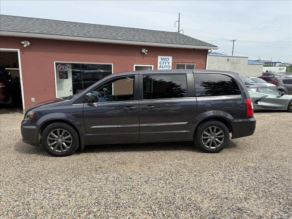 2015 Chrysler Town & Country S FWD