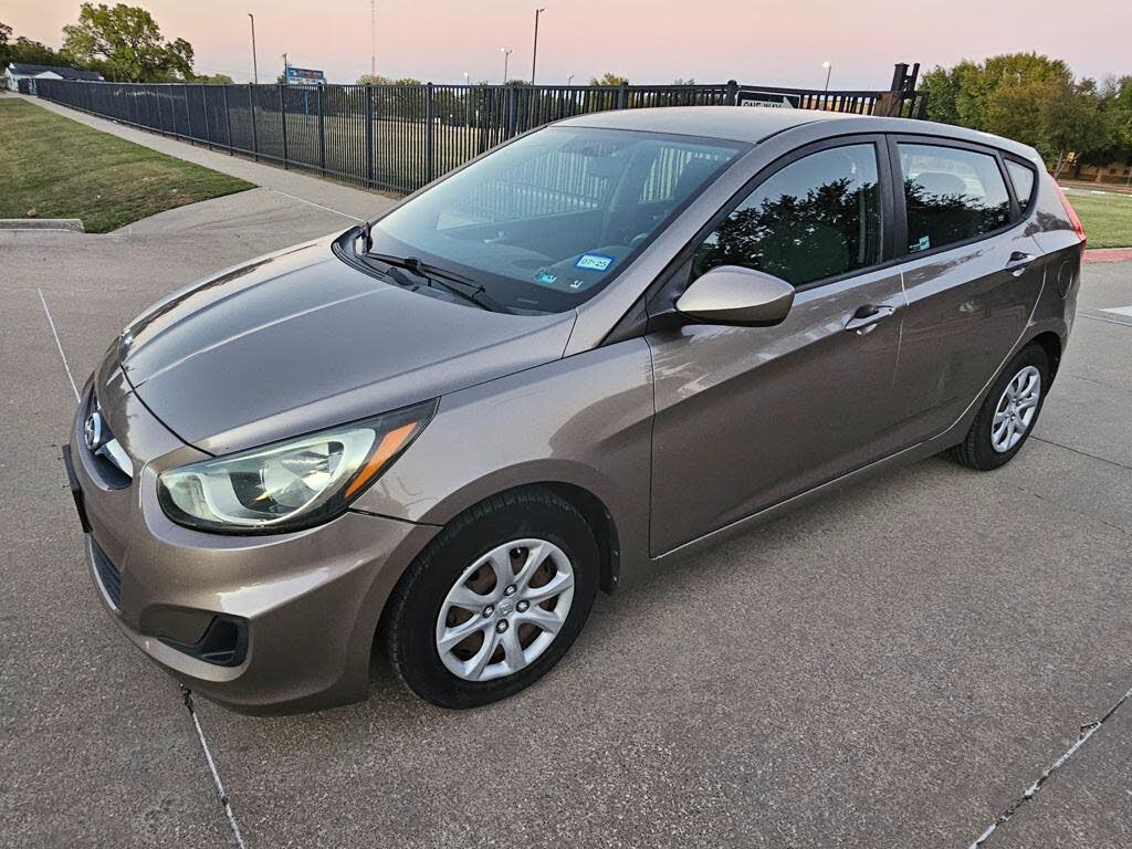 2012 Hyundai Accent GS 4-Door Hatchback FWD