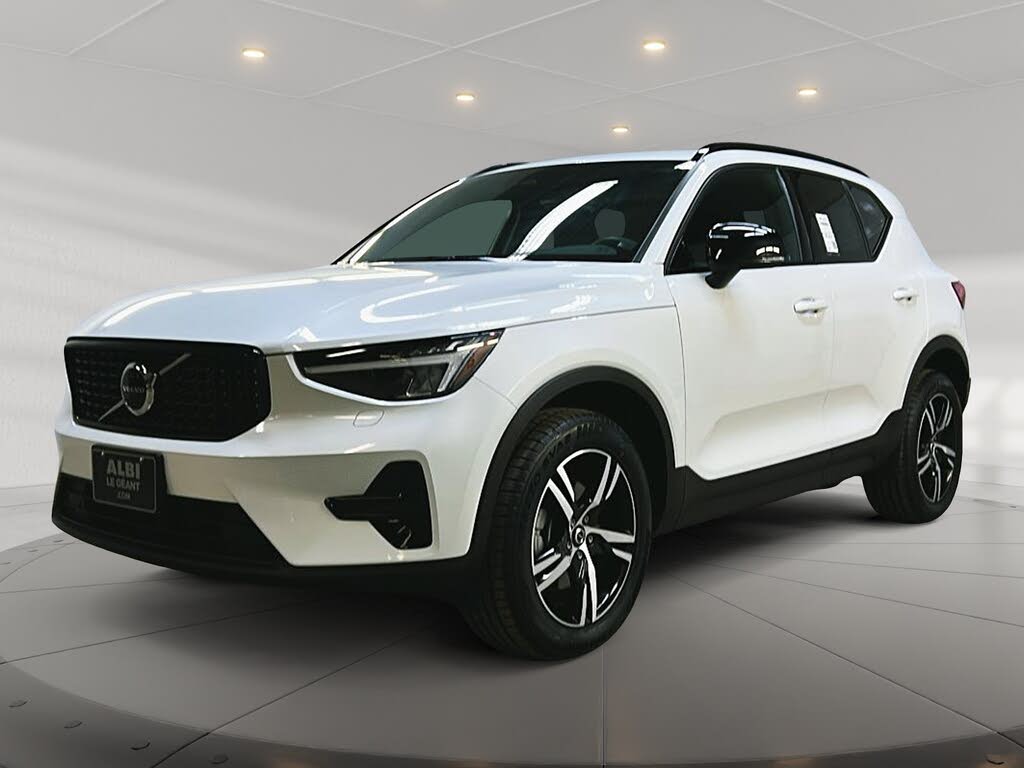 Volvo XC40 B5 Core Dark Theme AWD 2024