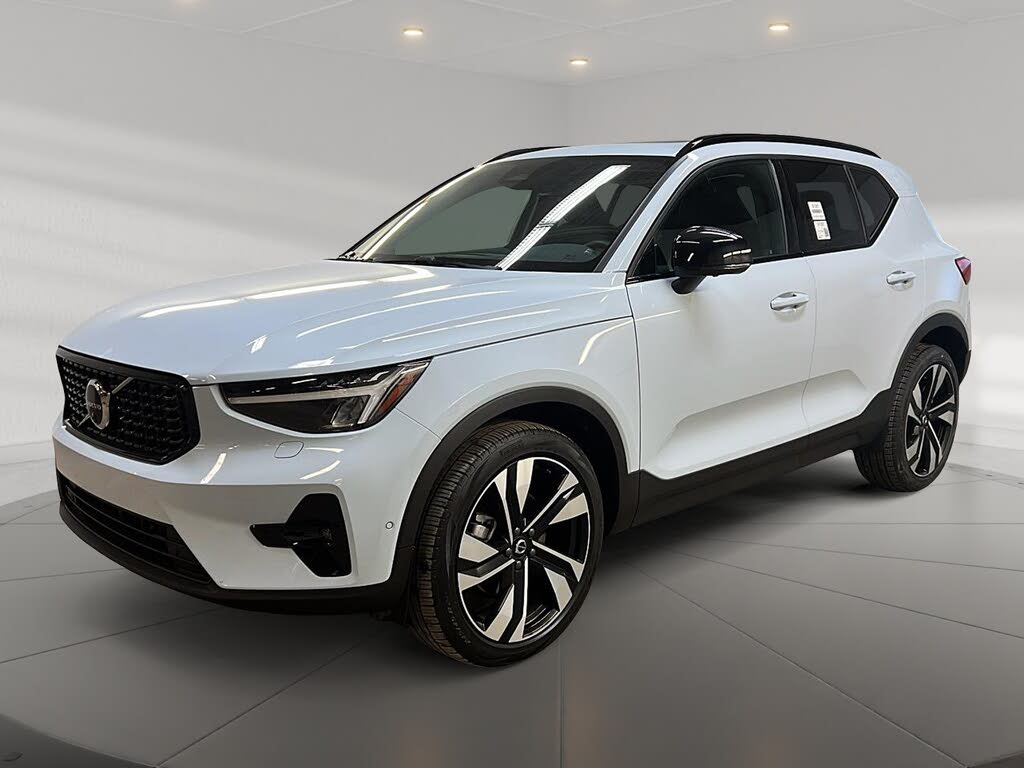 Volvo XC40 B5 Plus Dark Theme AWD 2025