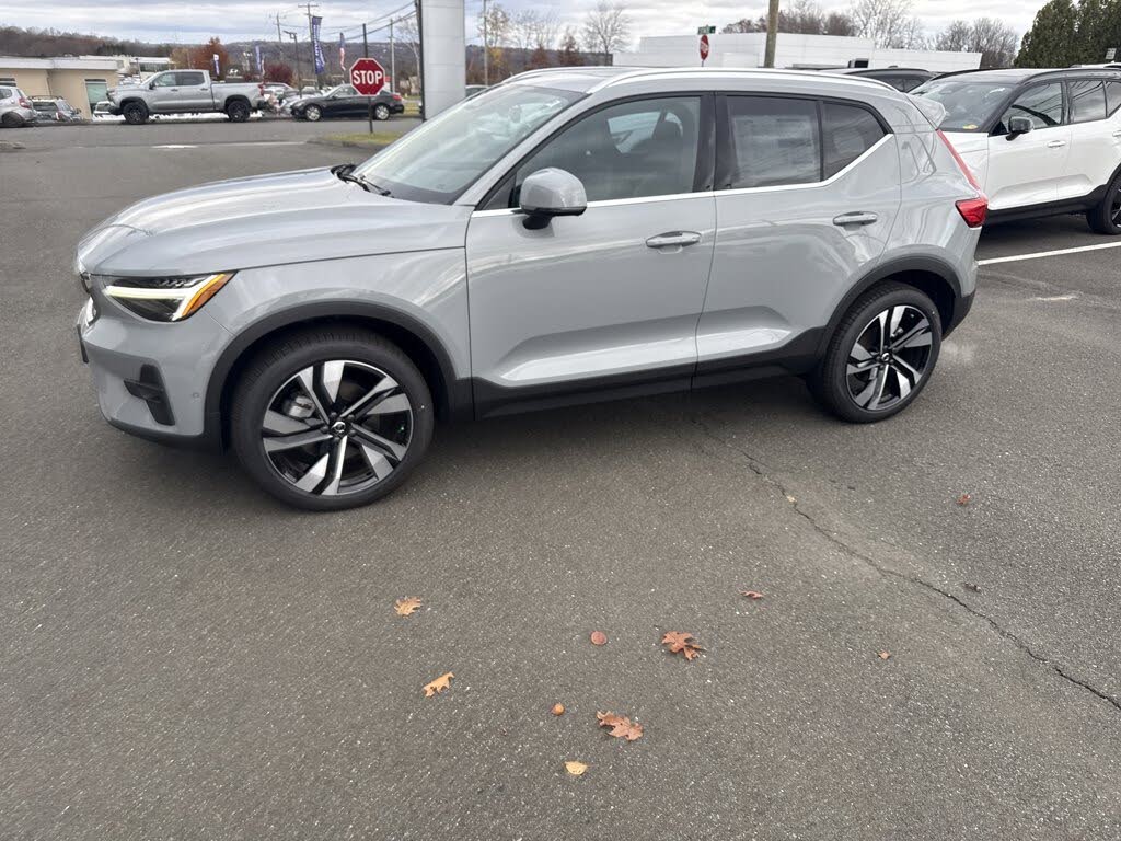 2025 Volvo XC40 B5 Ultra Bright Theme AWD