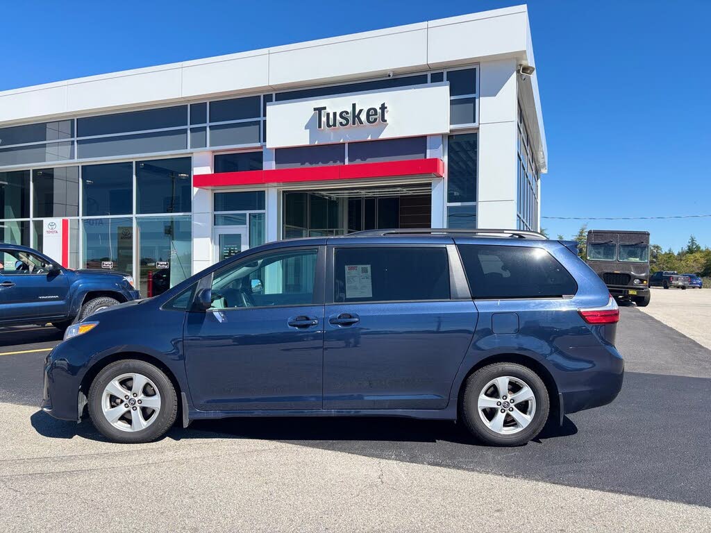 2018 Toyota Sienna LE 7-Passenger FWD with Auto-Access Seat