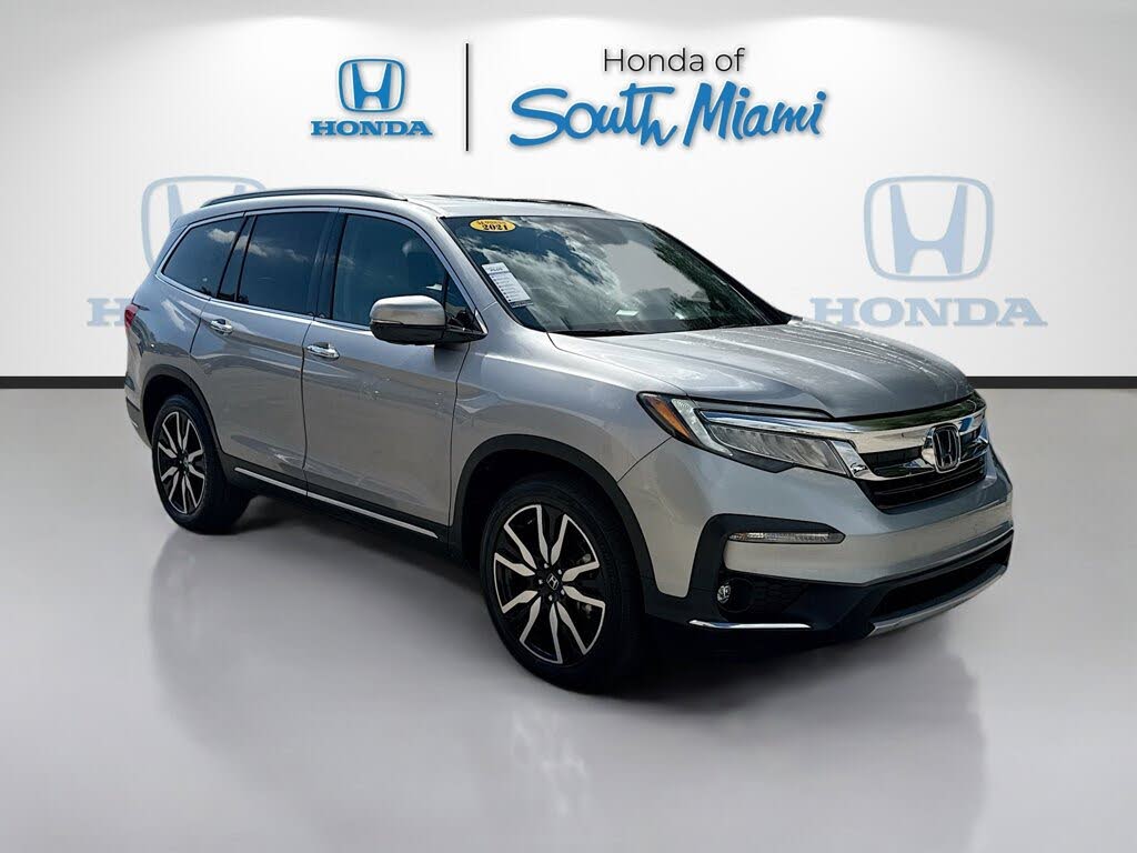 2021 Honda Pilot Touring FWD with Rear Captains Chairs