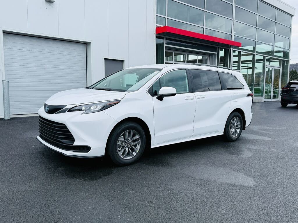 2025 Toyota Sienna XLE 8-Passenger FWD