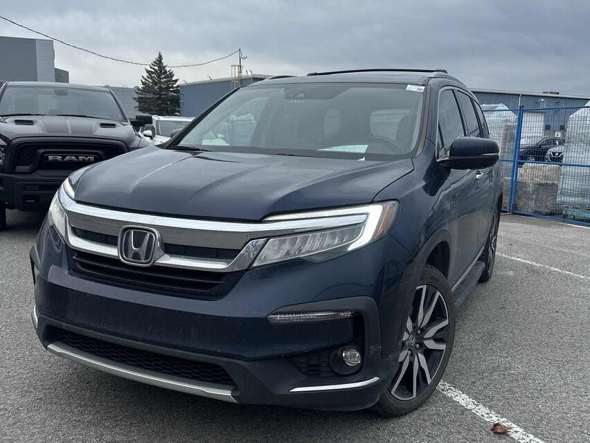 Honda Pilot Touring AWD with Rear Captain's Chairs 2022