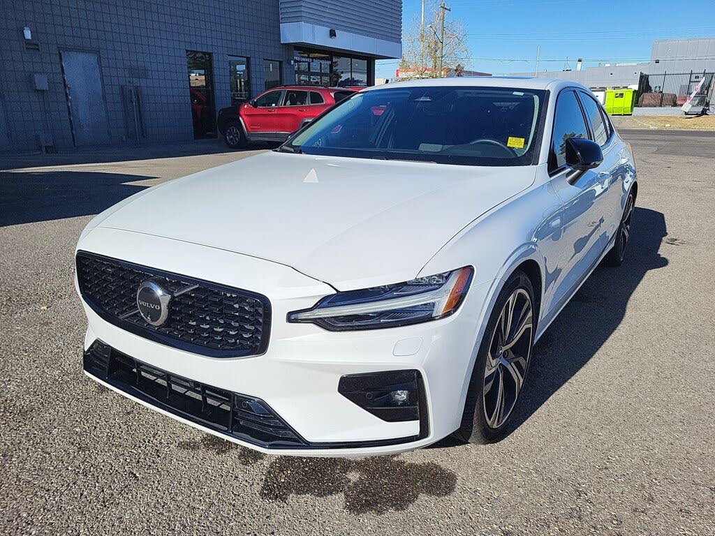 2024 Volvo S60 B5 Plus Dark Theme AWD