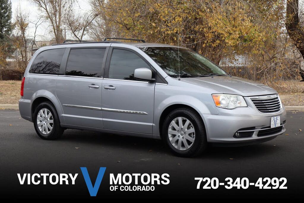 2013 Chrysler Town & Country Touring FWD