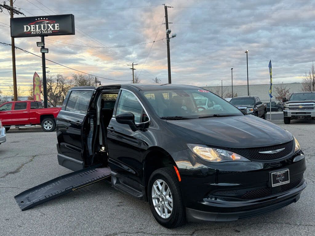 2022 Chrysler Voyager LX FWD