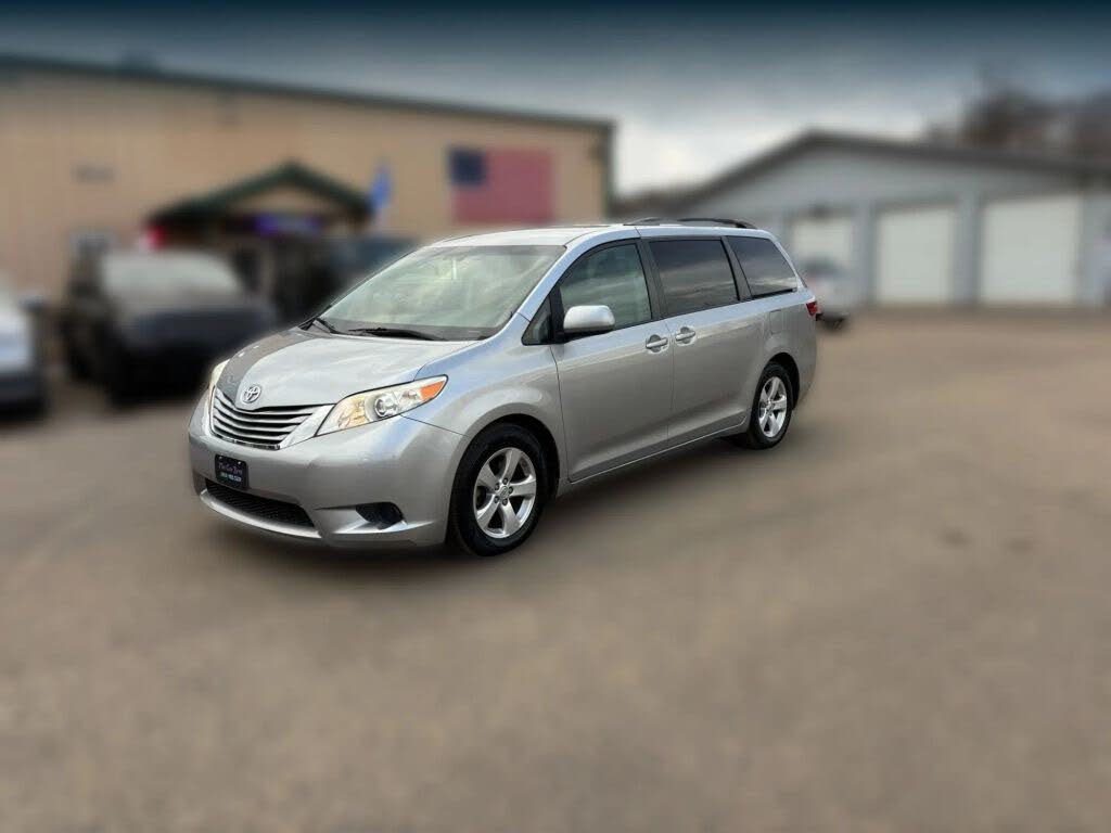 2017 Toyota Sienna LE 7-Passenger Auto Access Seat FWD