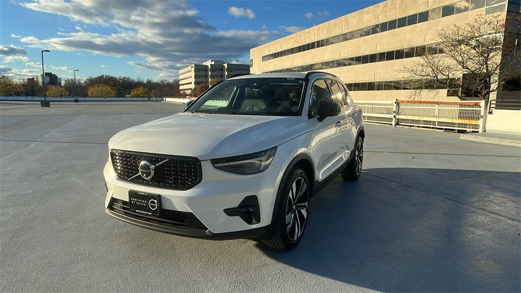 2025 Volvo XC40 B5 Plus Dark Theme AWD