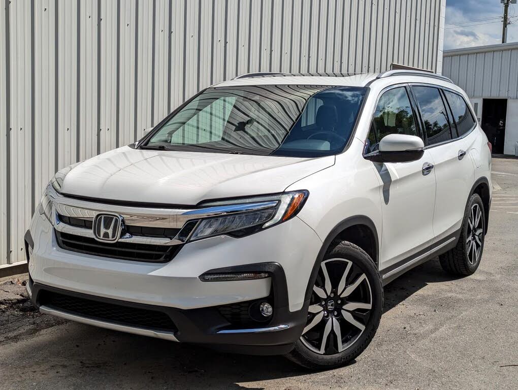 2021 Honda Pilot Touring AWD with Rear Captains Chairs