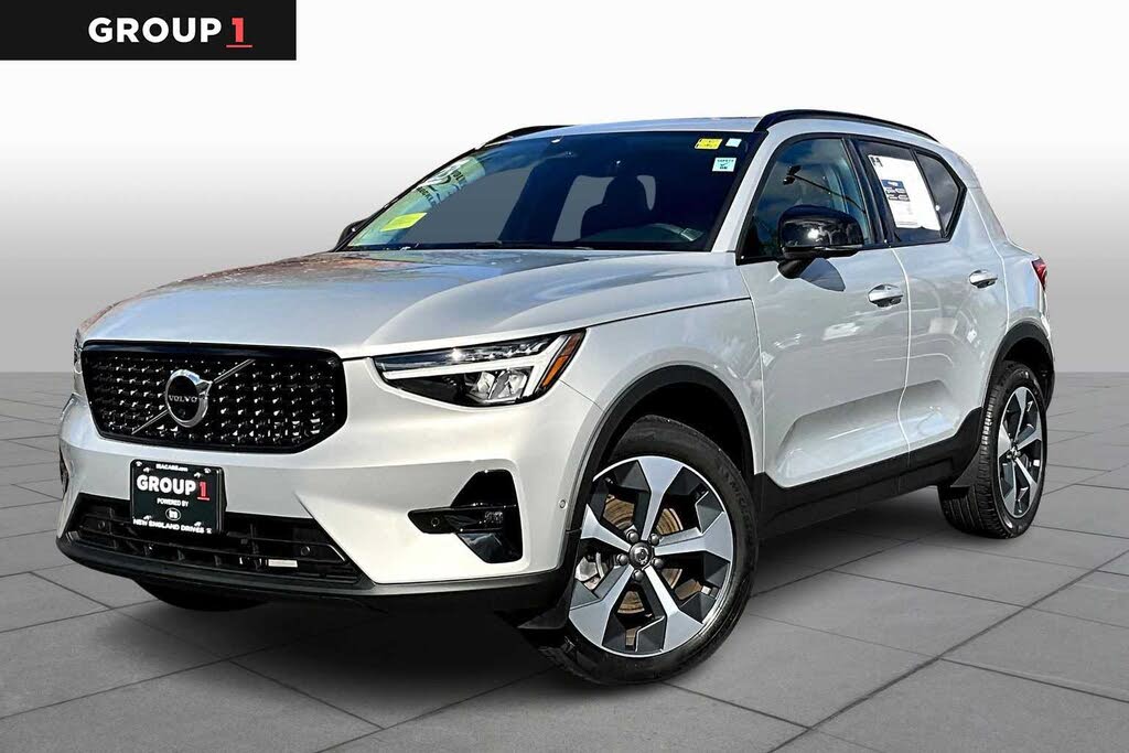 2023 Volvo XC40 B5 Plus Dark Theme AWD