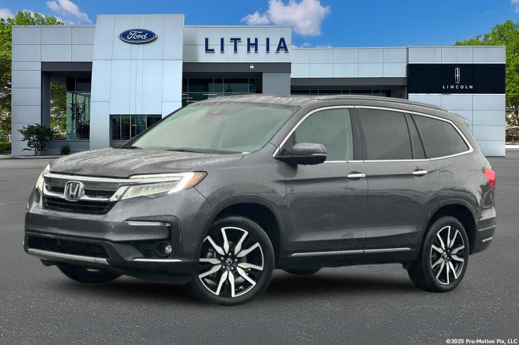 2022 Honda Pilot Touring AWD with Rear Captain's Chairs