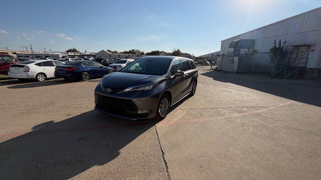 2023 Toyota Sienna LE 8-Passenger FWD