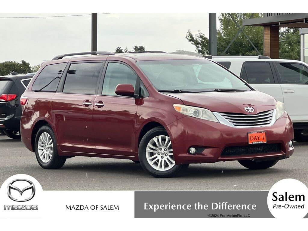 2017 Toyota Sienna XLE 7-Passenger Auto Access Seat FWD