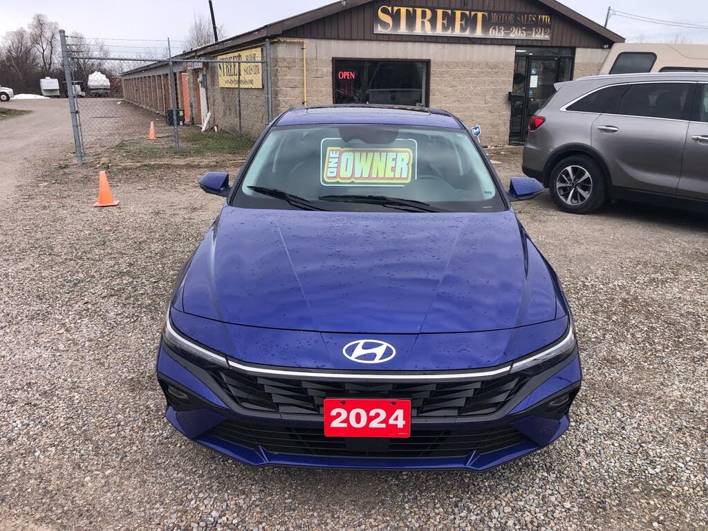 Hyundai Elantra Luxury FWD 2024