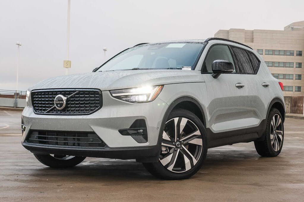 2025 Volvo XC40 B5 Plus Dark Theme AWD