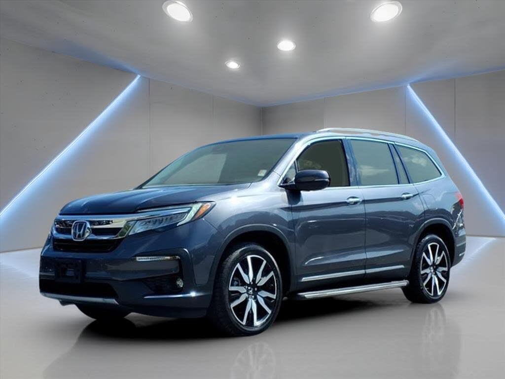 2022 Honda Pilot Touring AWD with Rear Captain's Chairs
