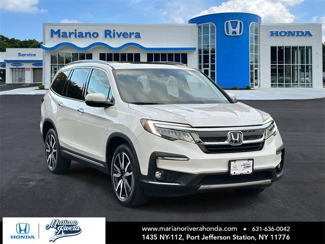 2022 Honda Pilot Touring AWD with Rear Captain's Chairs