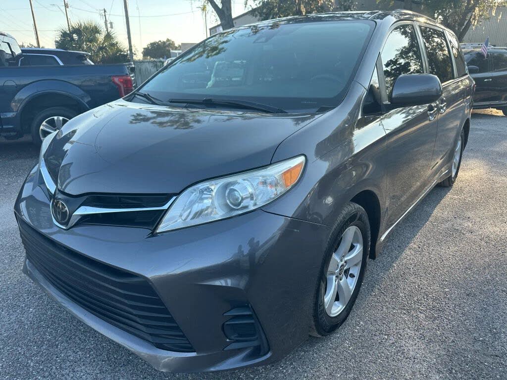 2020 Toyota Sienna LE 7-Passenger FWD with Auto-Access Seat