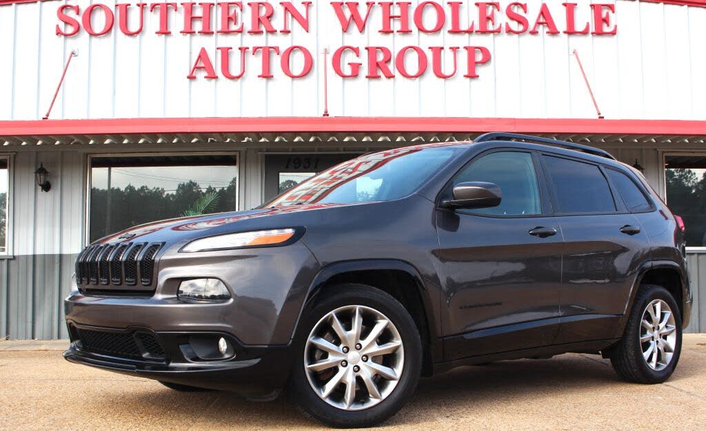 2018 Jeep Cherokee Latitude FWD with Tech Connect Package