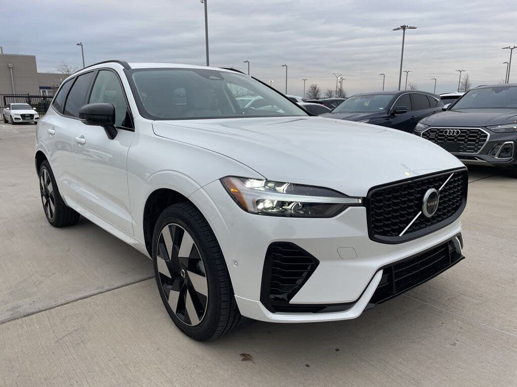2025 Volvo XC60 Recharge T8 Plus Dark Theme eAWD