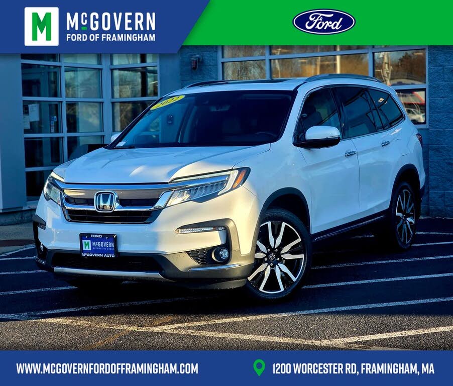 2022 Honda Pilot Touring AWD with Rear Captain's Chairs