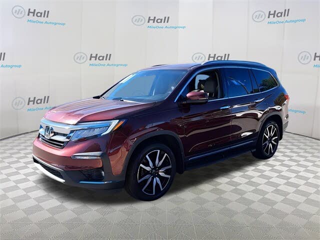 2022 Honda Pilot Touring AWD with Rear Captain's Chairs